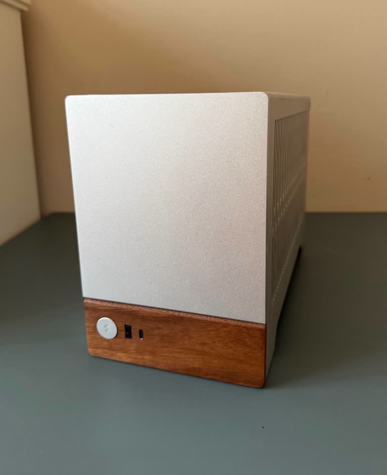 Prodajem ITX kućište Fractal Design Terra