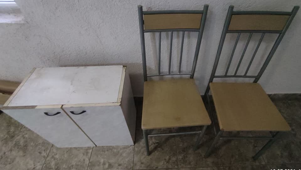 Prodajem dve stolice i noćni stočić