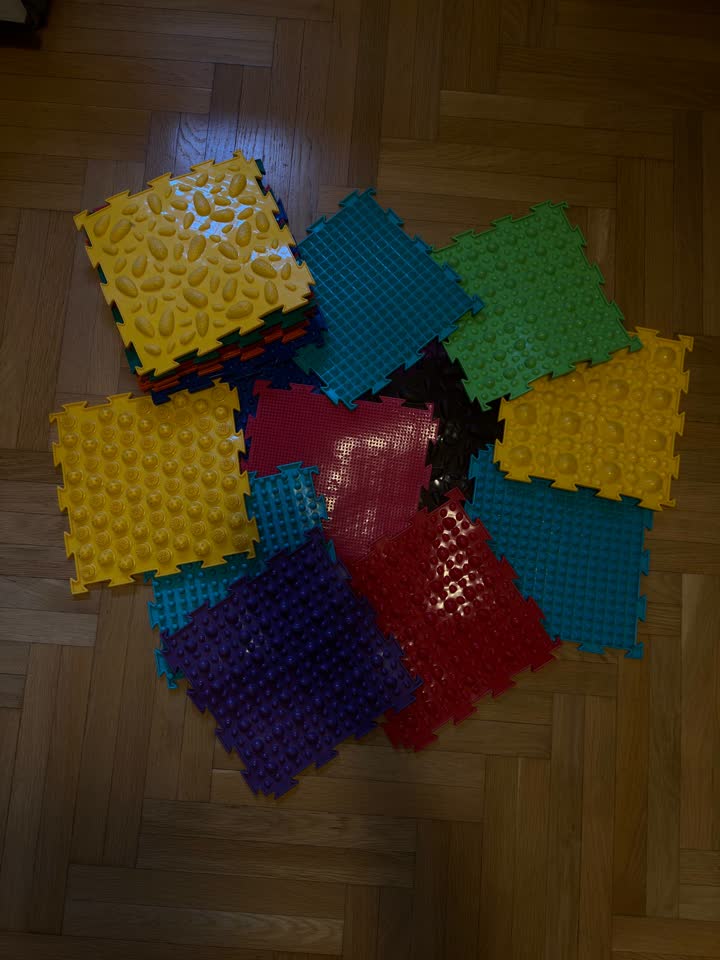 Ortopedски podloga za vežbanje (18 kom) i dve polulopte. 2500 dinara.
