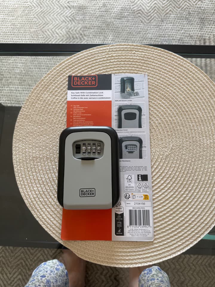 Prodajem zidni sef za čuvanje ključeva BLACK+DECKER sa kodnom bravom