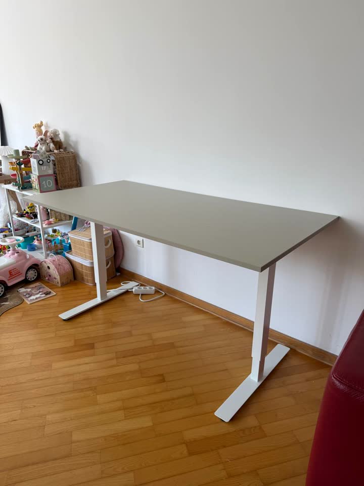 Veliki radni sto sa podiznim mehanizmom