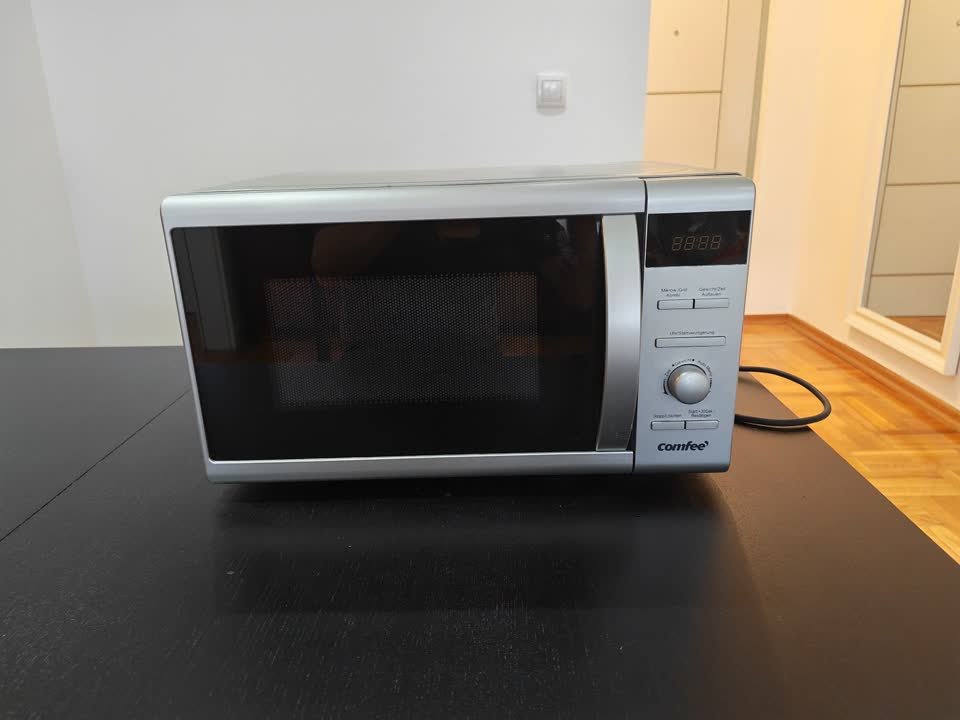 Comfee mikrotalasna 800W, 20 litara, ima grill