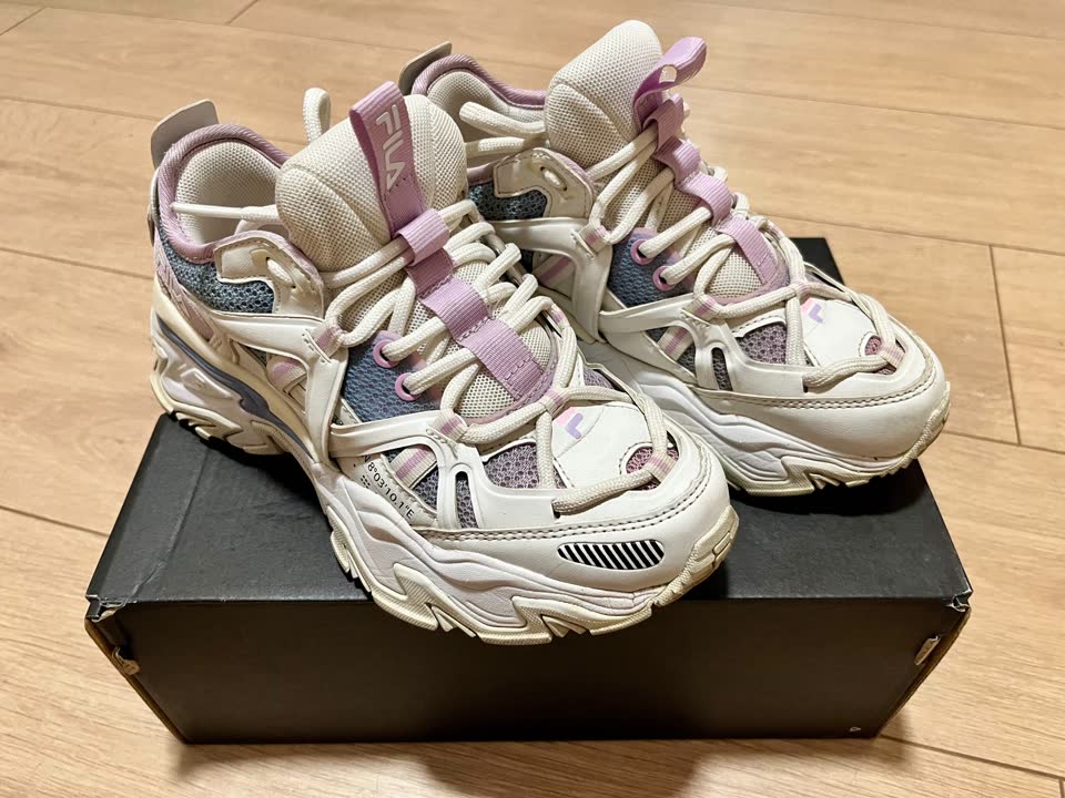 Продам женские кроссовки FILA