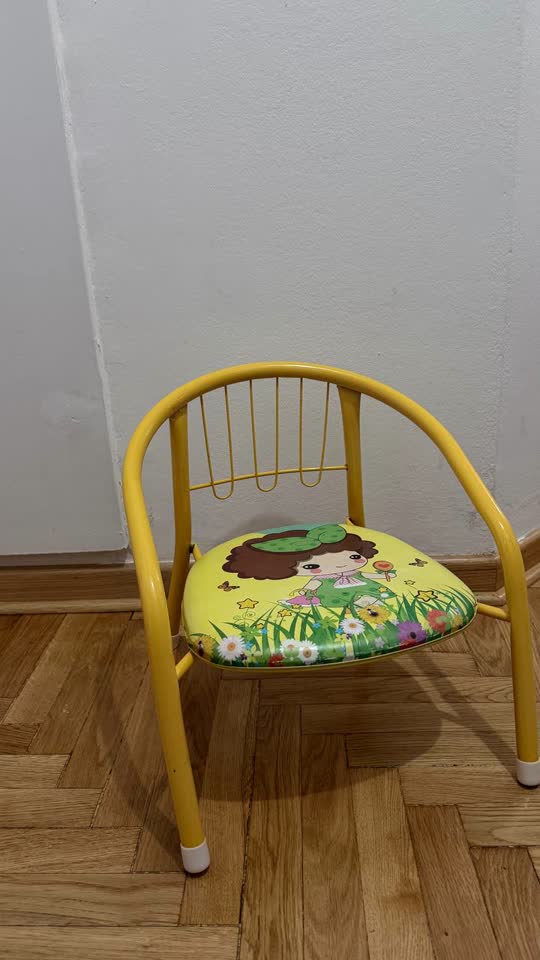 Žuta stolica sa pištaljkom unutra