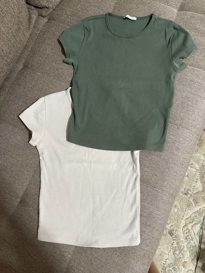 Dva topa Bershka veličina S