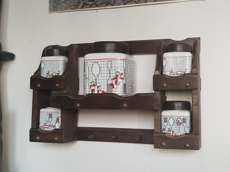Полка с керамическими баночками