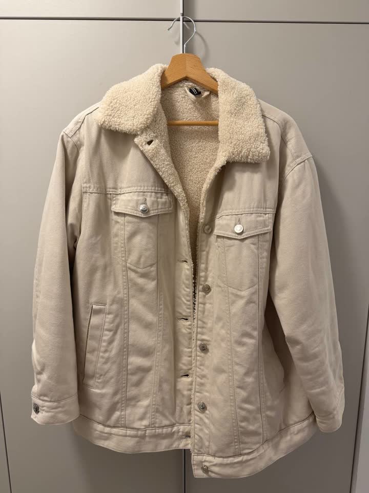 Jakna H&M, ženska, veličina M, veća je od standardne, pa odgovara za L.