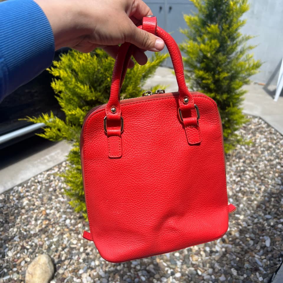 Коралловая кожаная сумка и розовая сумка Furla