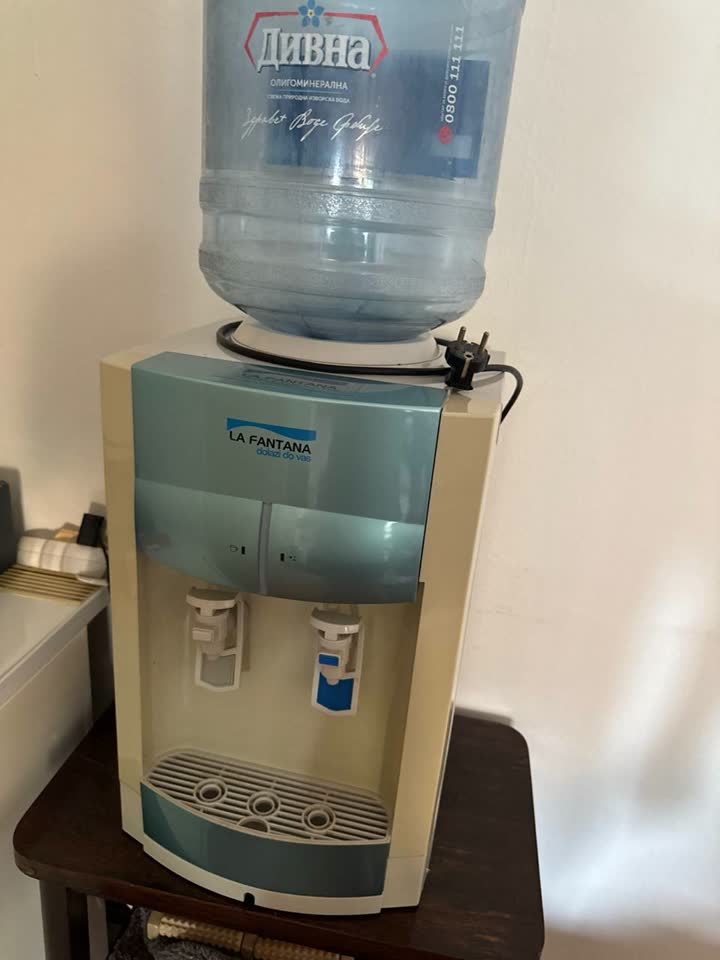 Dispenzer za vodu + 2 prazne boce