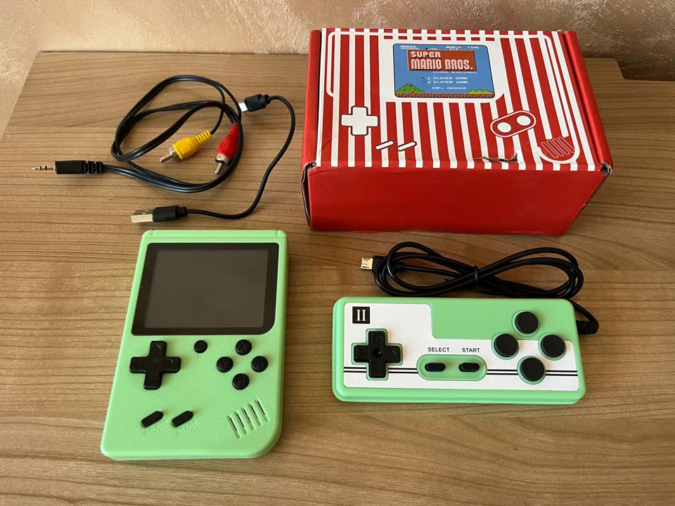 Продам портативную игровую консоль