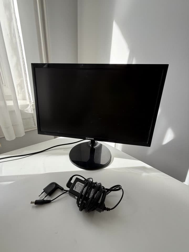 Prodajem LED monitor Samsung S22F350FHI 21,5"