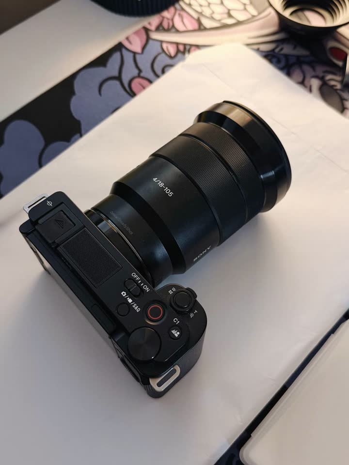 Sony ZV-E10 + 18-105 F4 G + filteri — idealno stanje, sve kutije, poklopci i ostalo