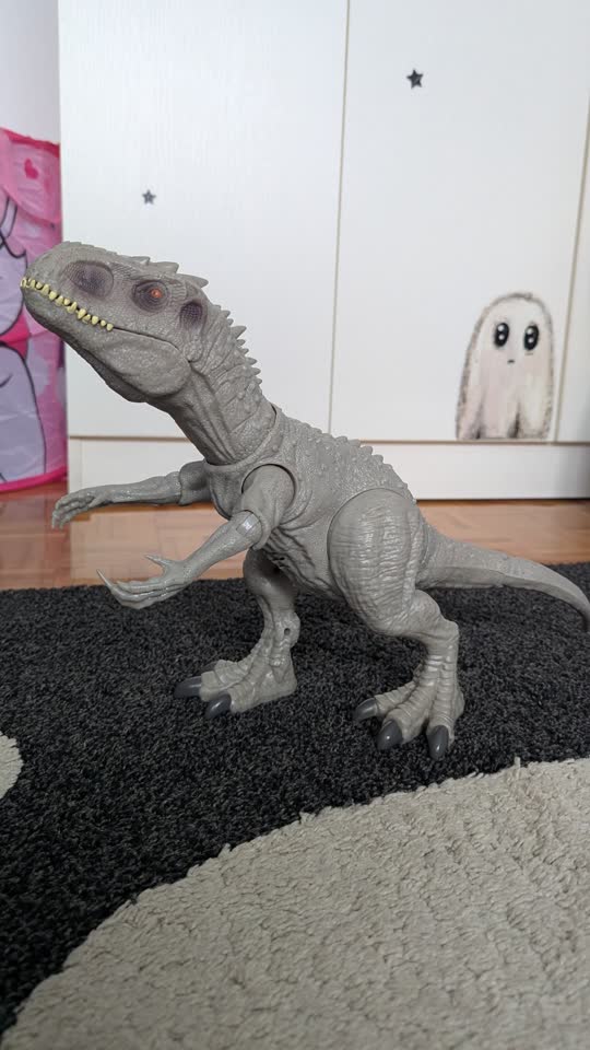 Dinosaur Indominus Rex (Indominus Rex) iz linije igračaka Mattel Jurassic World. Riče, pokreće šape, svetli, maše repom.
