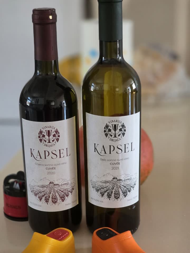 Две бутылки вина