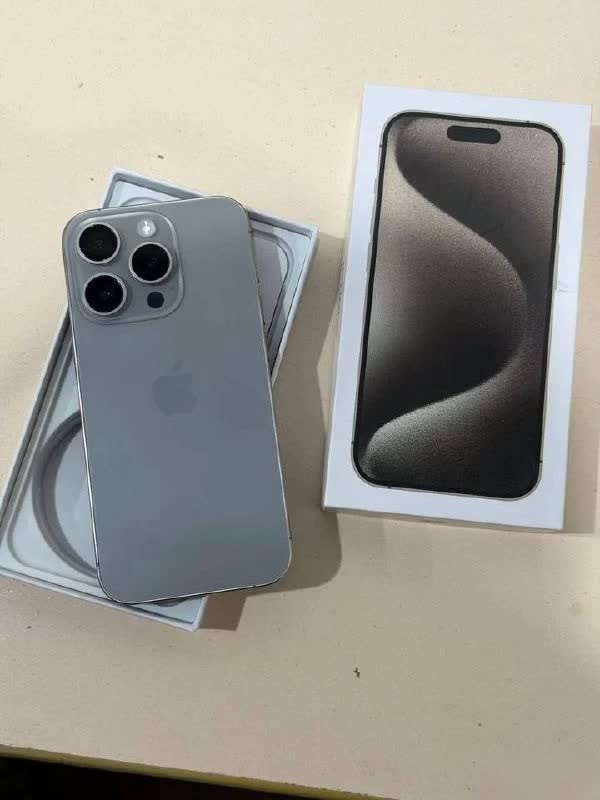 Prodajem iPhone 15 Pro