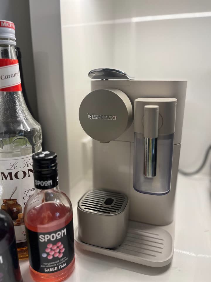 Nespresso aparat za kafu sa automatskim kapucinatorom