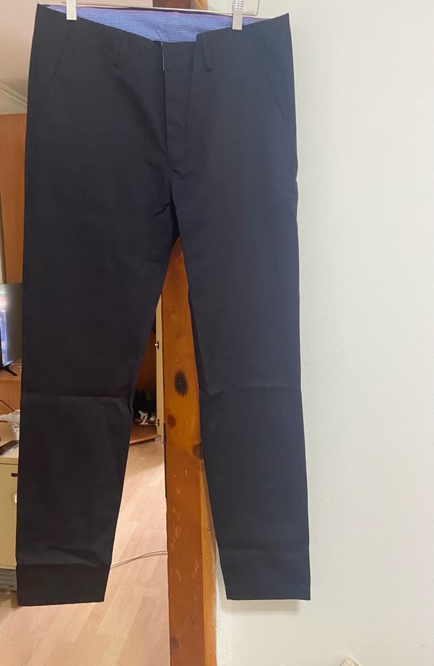 Prodajem nove pantalone i 2 košulje