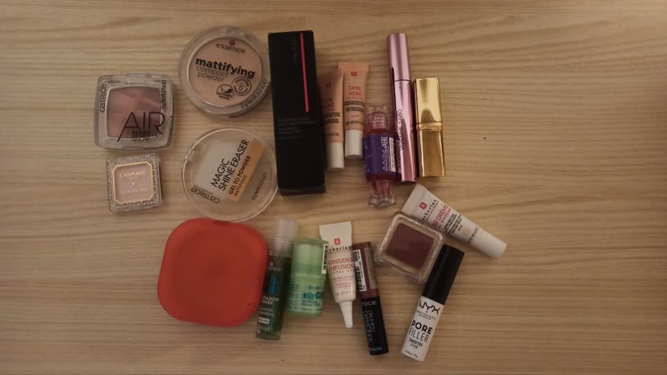 Косметика разной степени использованности, от essence до shiseido
