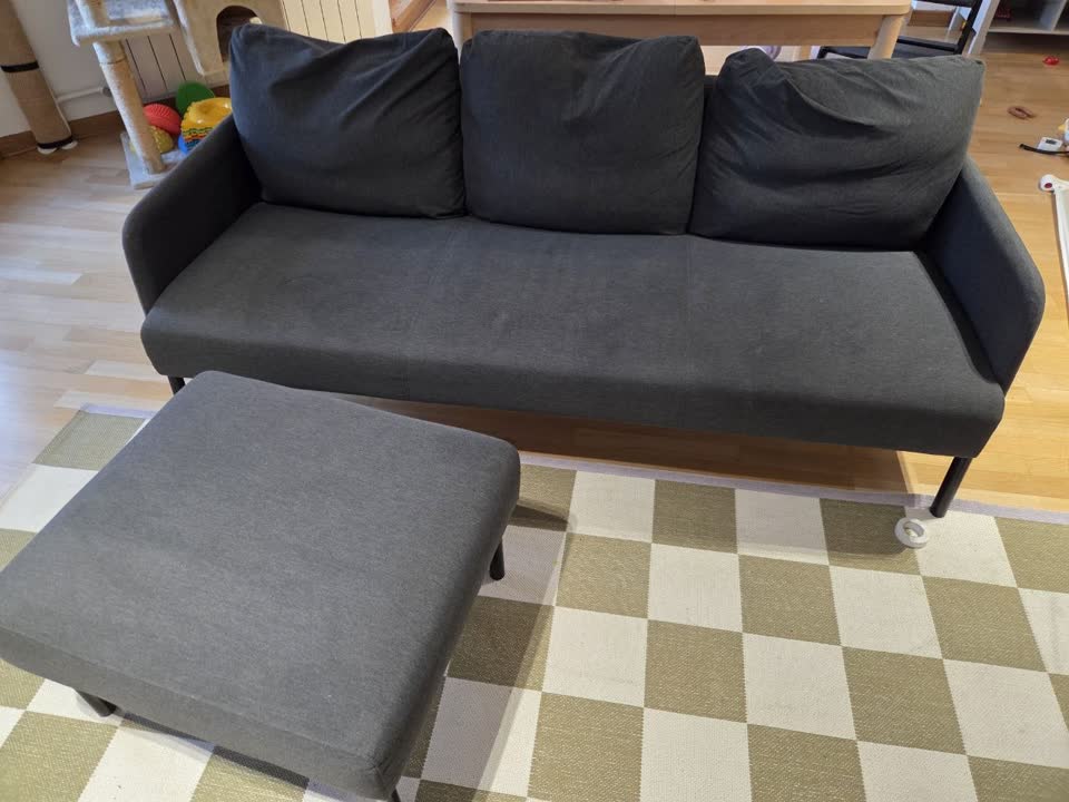 Ikea sofa sa otomankom, može da se pričvrsti za sofu, ali mi je nismo pričvrstili i koristili smo je odvojeno