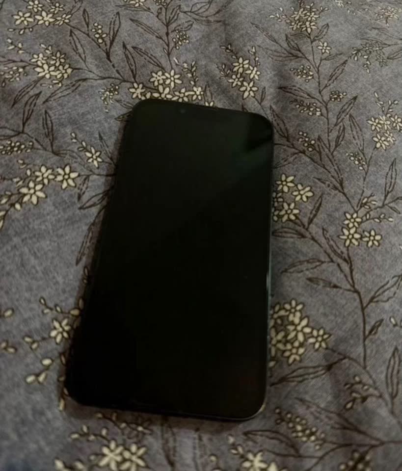 Prodajem iPhone 13 256GB