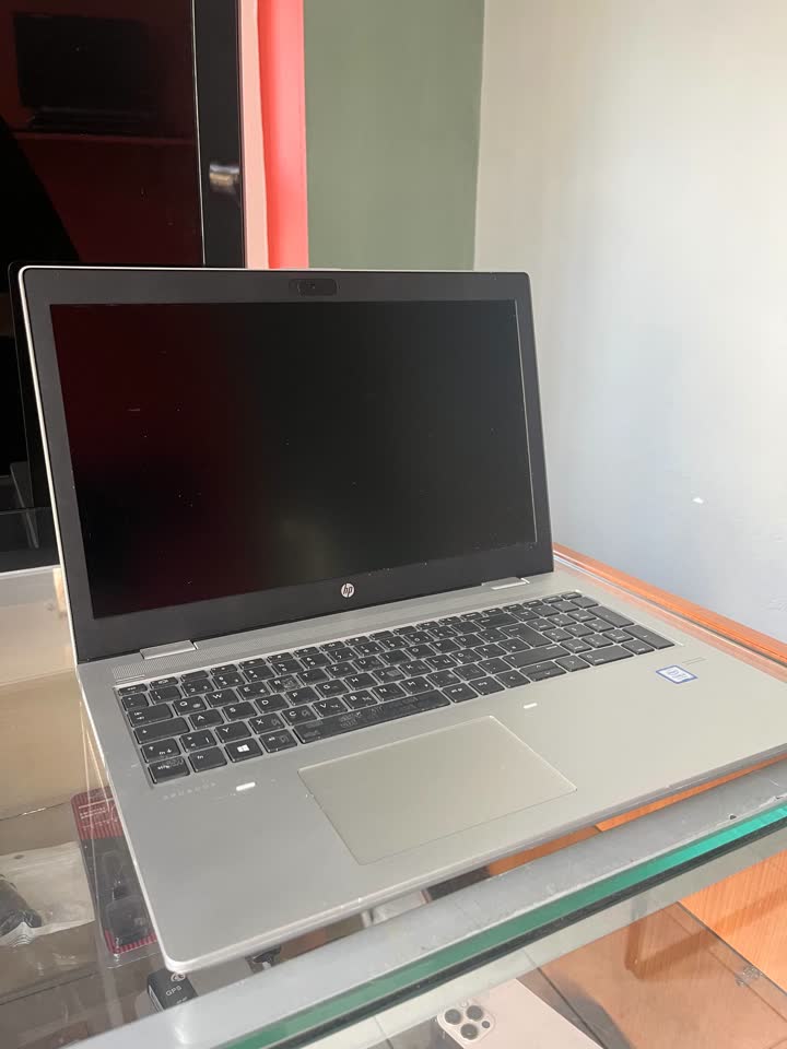 Na prodaju različiti kancelarijski laptopovi Dell i HP