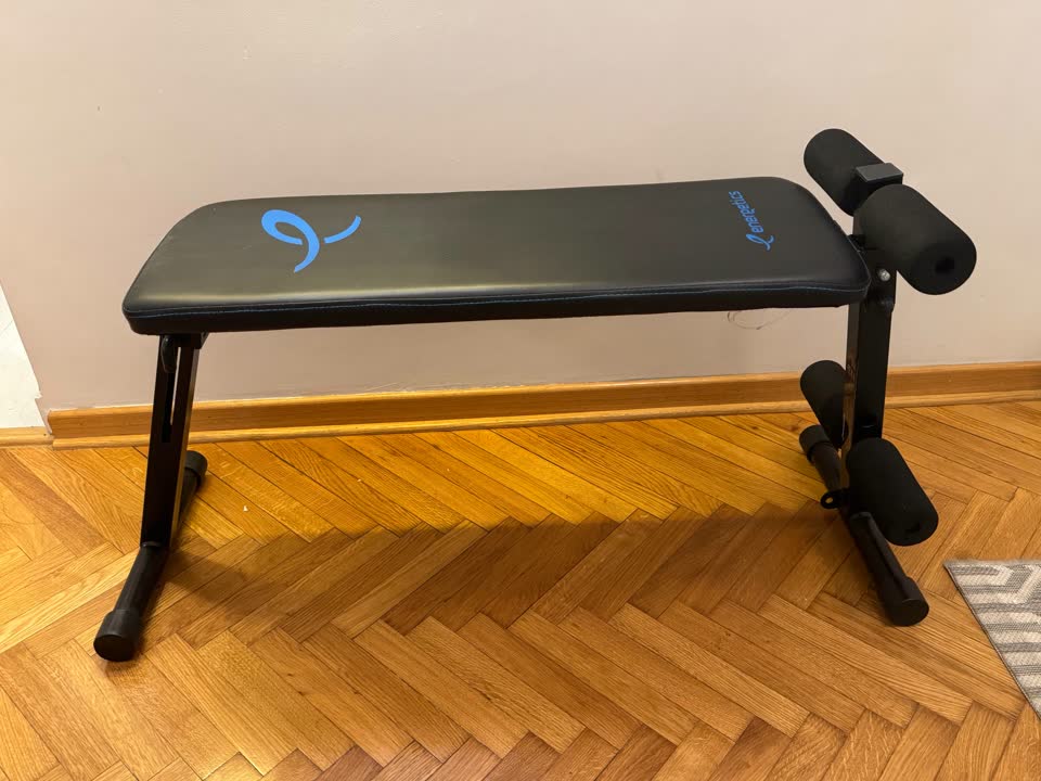 Klupa za trbušnjake i potisak bučicama