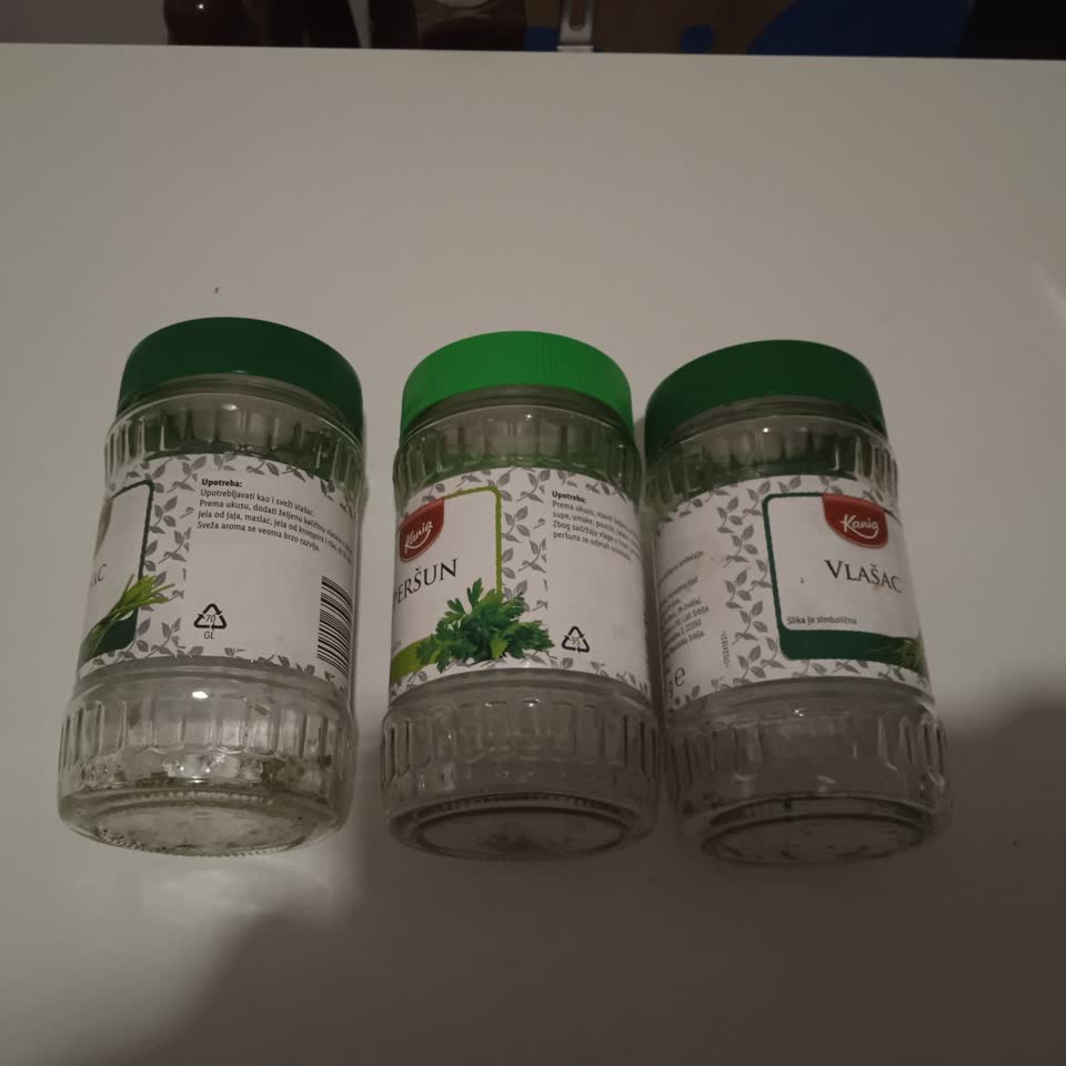 Poklanjam 15 praznih teglica od začina iz Lidla
