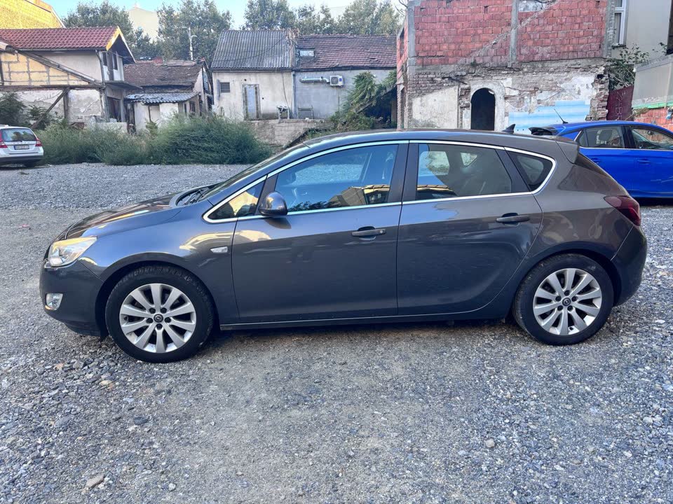 Opel Astra J 2010