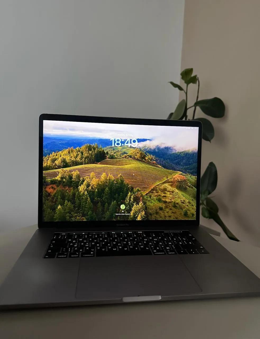 MacBook Pro 15" (2018) i7 / 16 GB / 512 GB SSD / Radeon Pro 560X