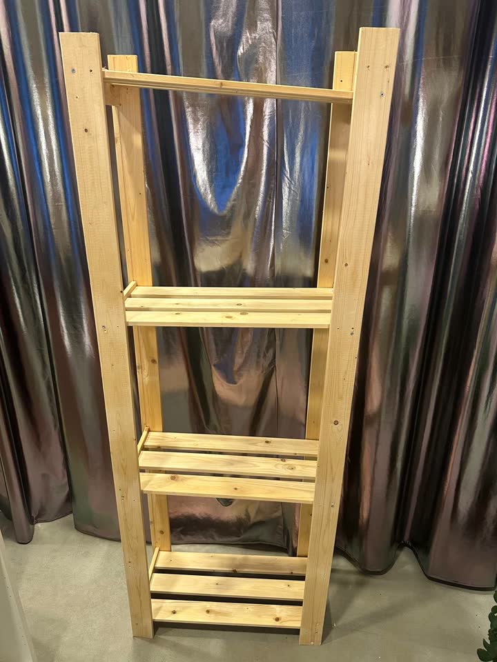 Продам три деревянных стеллажа