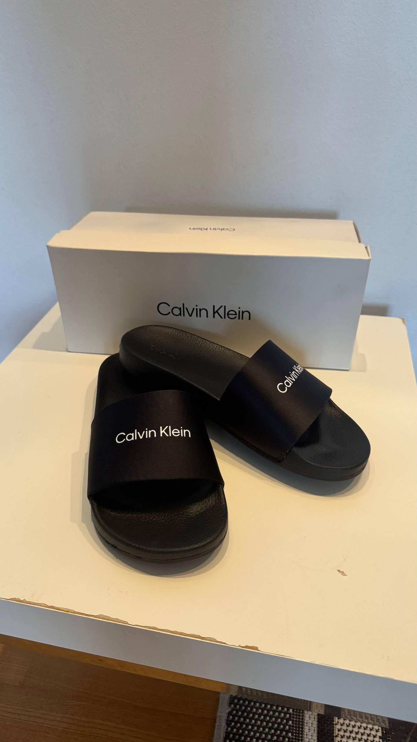 Продаю оригинальные шлёпанцы Calvin Klein.