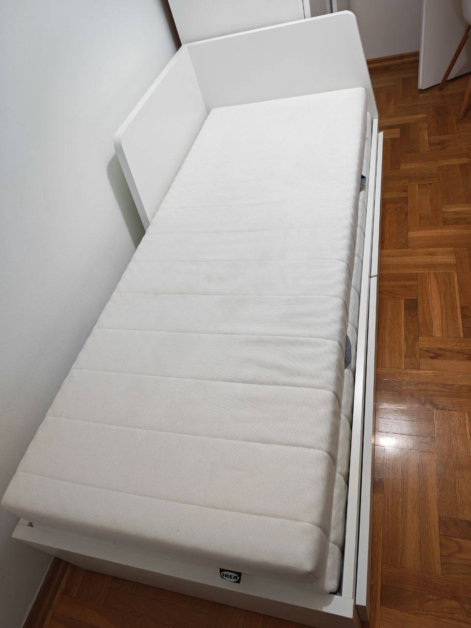 IKEA FLEKKE krevet i dva AFTJÄLL dušeka