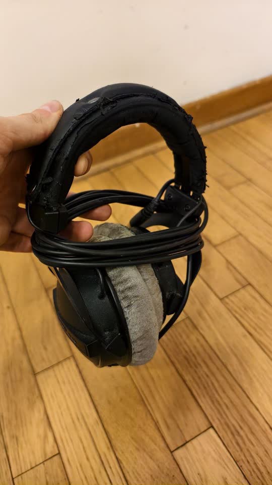 1) Наушники Beyerdynamic DT770 Pro 80Ohm. Пользовался ими лет восемь, отличные студийные мон