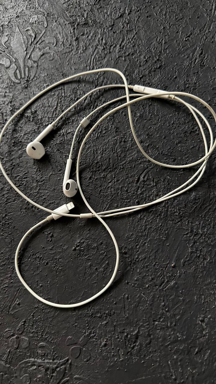 Prodajem originalne žične AirPods sa Lightning priključkom