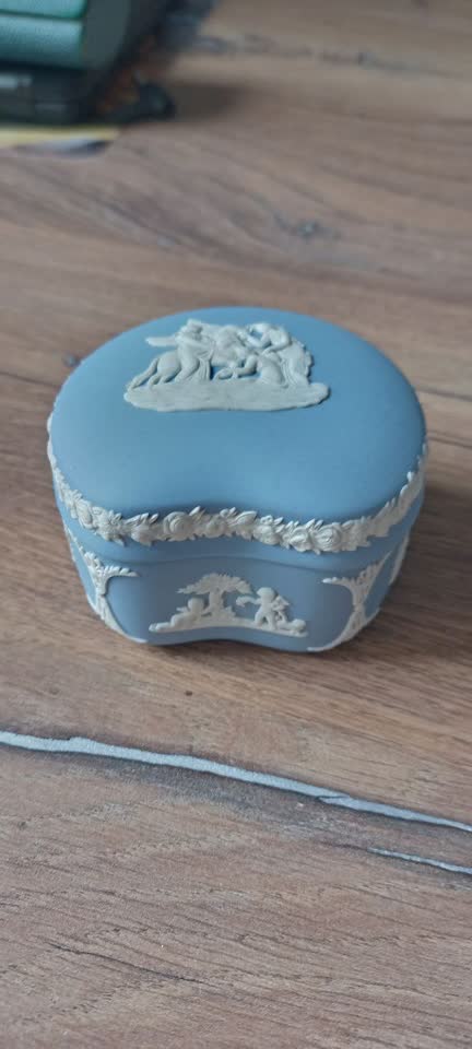 Винтажная шкатулка для украшений Wedgwood из синего яшмового фарфора "Пегас и три нимфы"