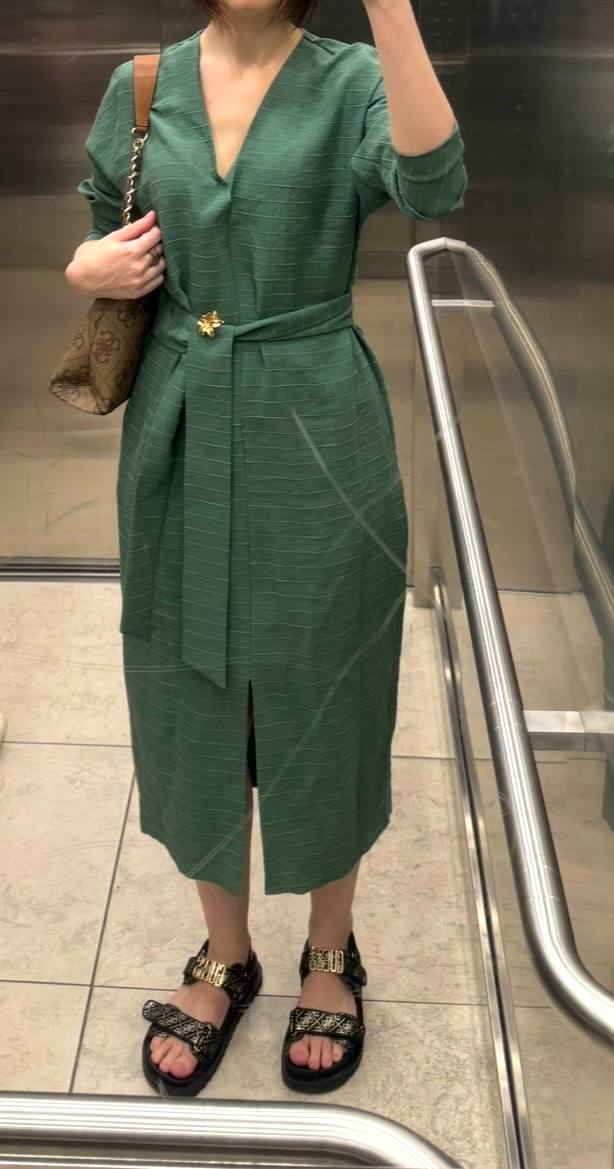 Очень красивое зеленое платье, носила пару раз🌿 Размер s, покупала в ps fashion. Незнаю с ч