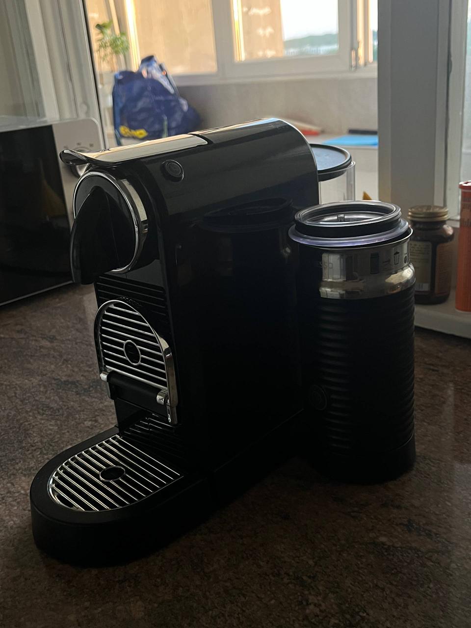 Prodajemo Nespresso aparat za kafu sa kapućinatorom