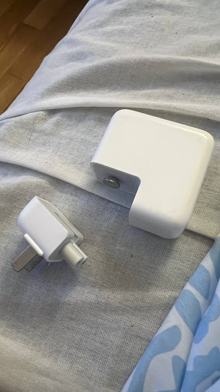 Prodajem punjač za Mac 30W