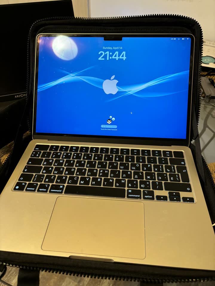 Macbook Air 13 M2 16/512, Thule Gauntlet