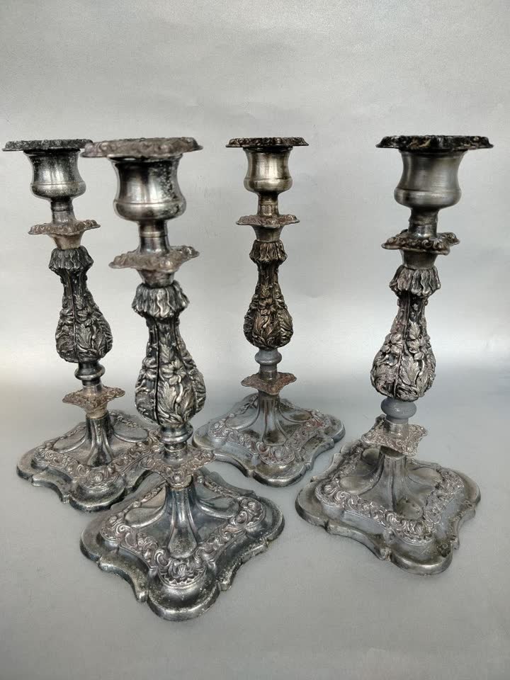 Antikvitetni posrebreni svećnjaci iz viktorijanskog perioda, Engleska, 1850–1880-te godine.