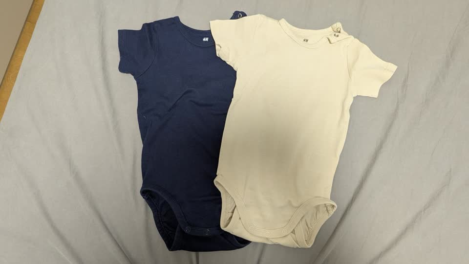 Два бодика из H&M синий и бежевый
