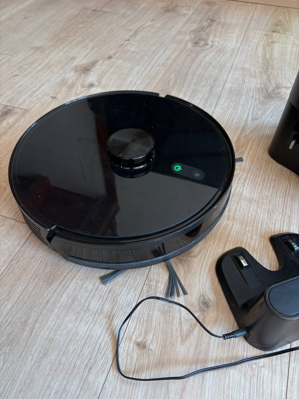 Robotski usisivač sa stanicom za samousisavanje