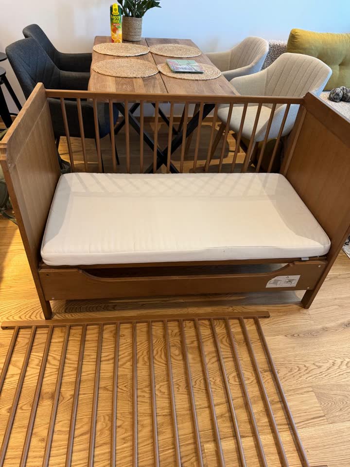 Детская кроватка IKEA из массива дерева