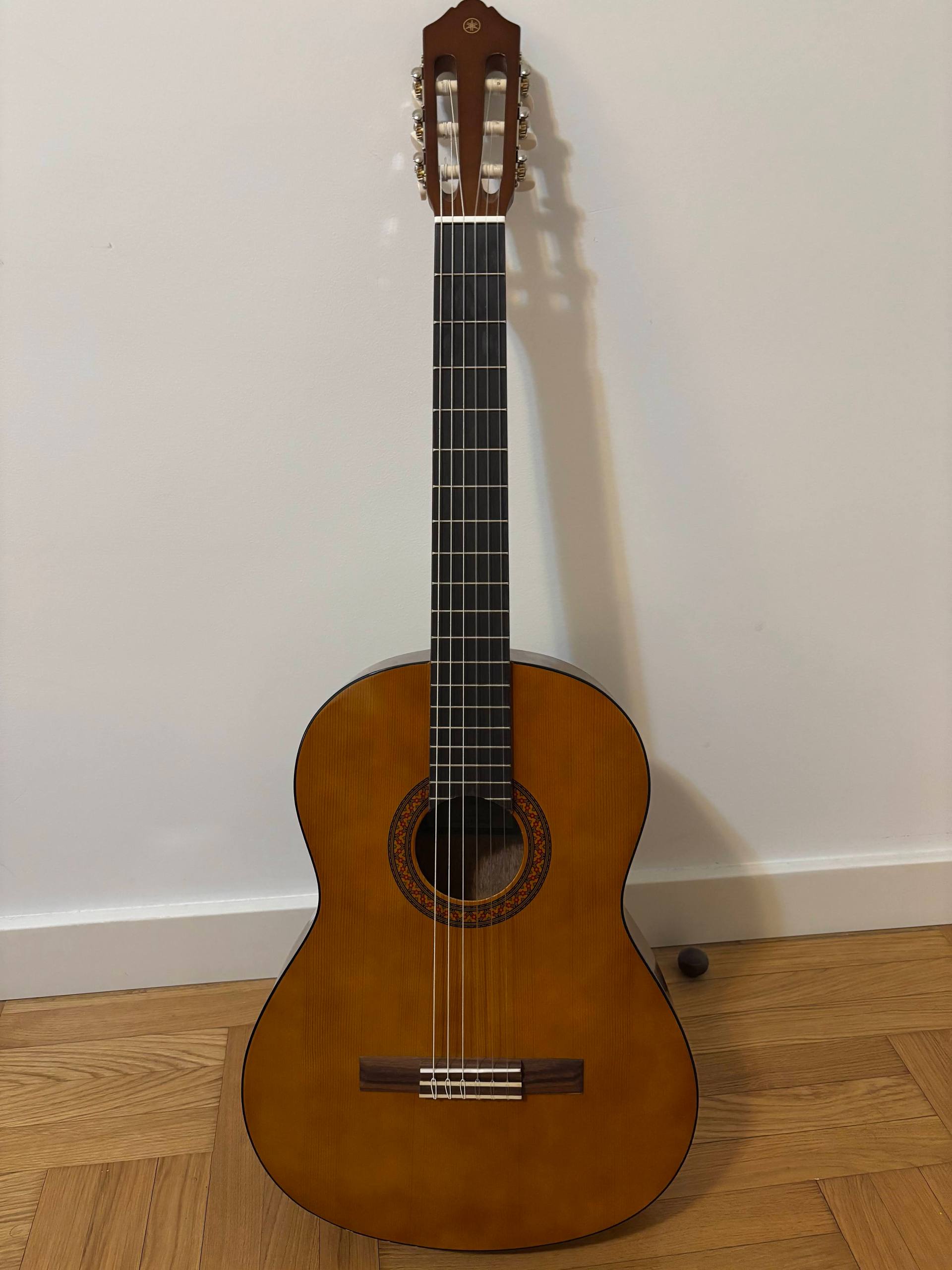 Yamaha C40 klasična gitara + futrola + oslonac za nogu