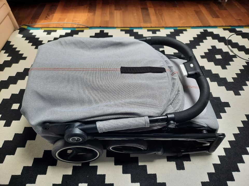 Продам прогулочную коляску Cybex Beezy серого цвета