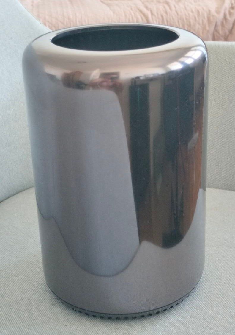 Prodajem Apple Mac Pro 6.1 / A1481 / trashcan (2013)