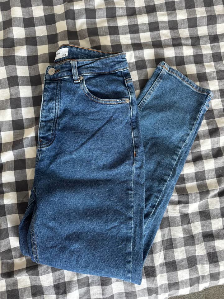 Синие джинсы Reserved / Белые джинсы Levi’s