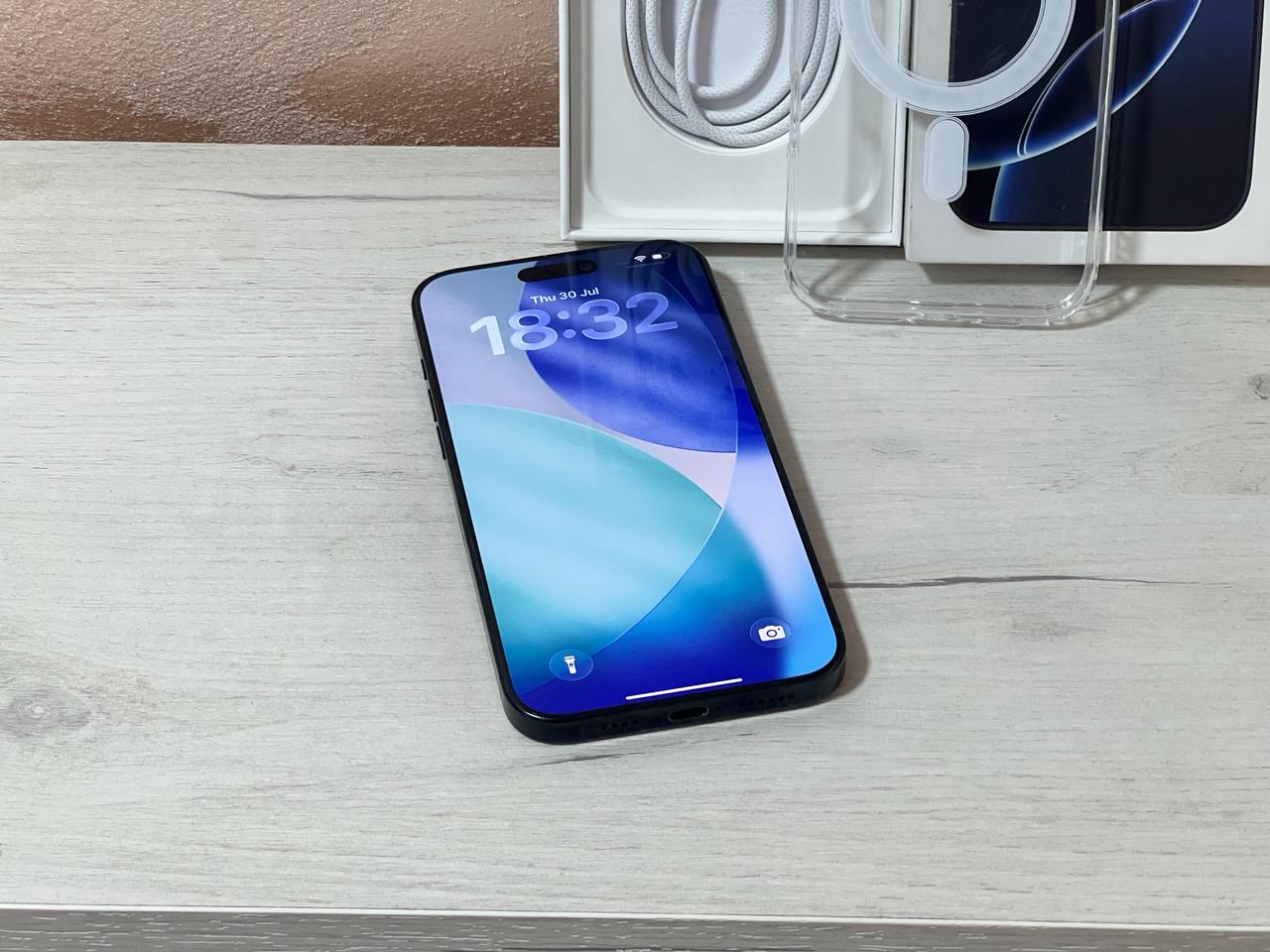 Prodajem iPhone 16 Pro Max 256GB