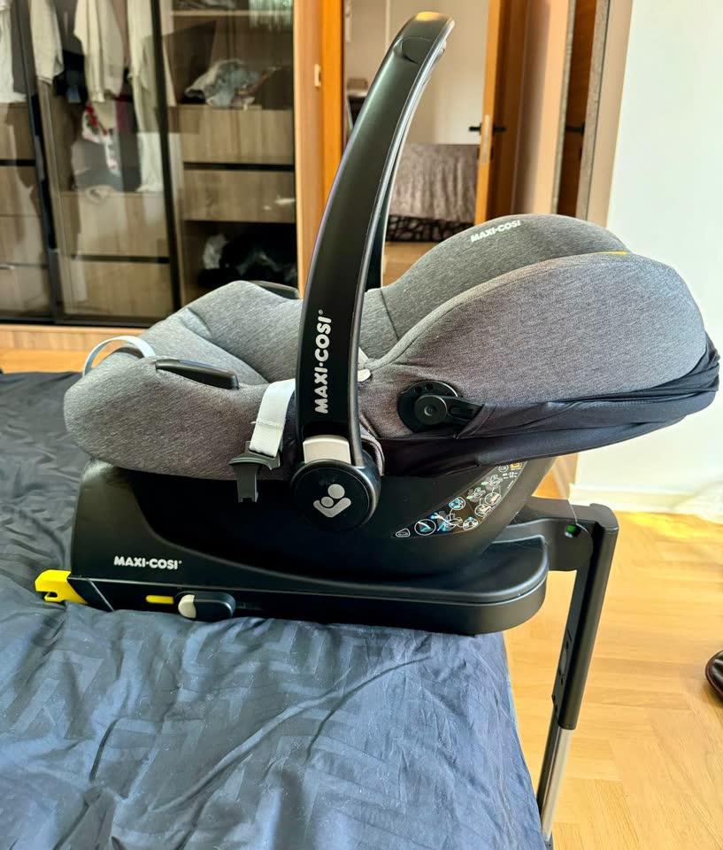 Продаю автолюльку MAXI COSI I-SIZE CABRIOFIX SELECT (0-13 кг) и базу isofix к нему