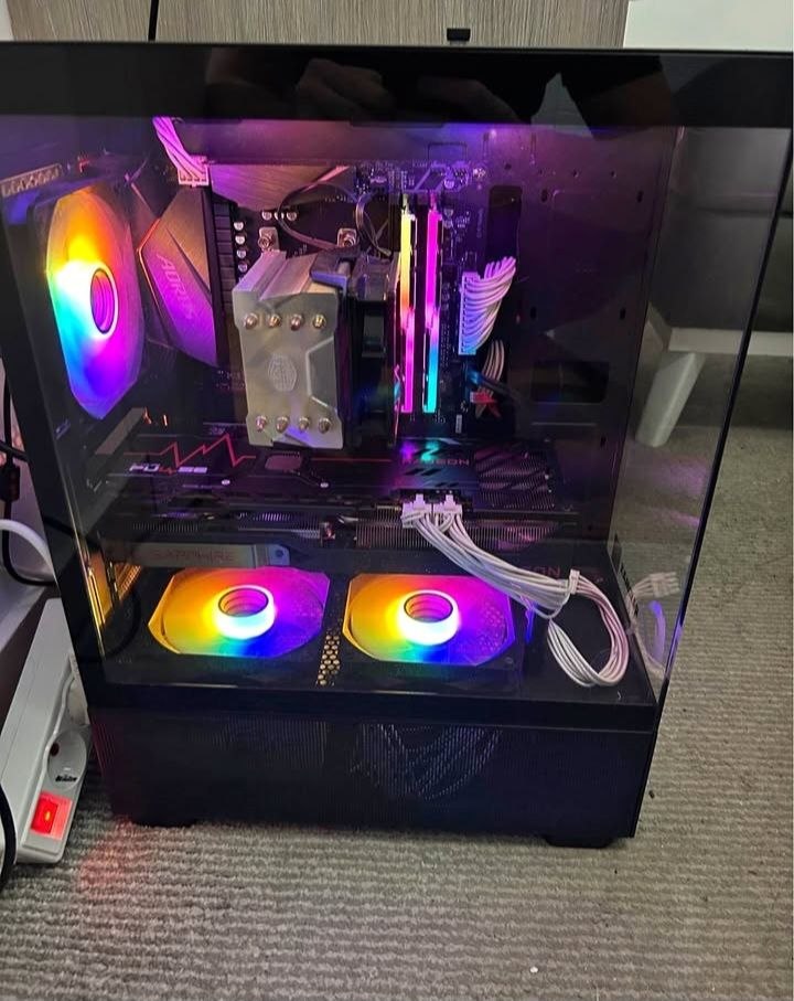 Gejmerski PC sa monitorom 27” 2K, tastaturom i mišem